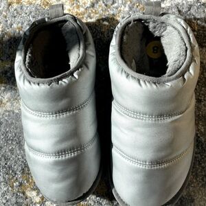 Sorel gray slipper size 8 in great pre-owned condition